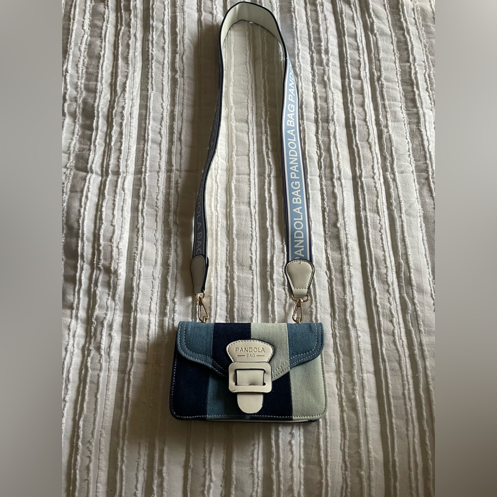 Blue cross body purse. 💙🦋